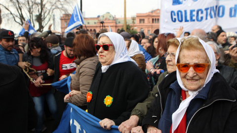 La presidenta de la asociación argentina Madres de Plaza de Mayo, Hebe de Bonafini (c), tras negarse a declarar ante el juez, respaldada por cientos de argentinos en Buenos Aires. EFE/Alberto Ortiz La presidenta de la asociación argentina Madres de Plaza de Mayo, Hebe de Bonafini (c), tras negarse a declarar ante el juez, respaldada por cientos de argentinos en Buenos Aires. EFE/Alberto Ortiz