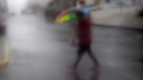 Un viandante, visto a través de un cristal, cruzando una calle en Espartinas (Sevilla), durante una intensa tromba de agua registrada esta semana en la ciudad. EFE Un viandante, visto a través de un cristal, cruzando una calle en Espartinas (Sevilla), durante una intensa tromba de agua registrada esta semana en la ciudad. EFE