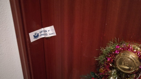 Imagen de la entrada del piso de las intoxicadas en Bilbao, precintada por la policía. EP Imagen de la entrada del piso de las intoxicadas en Bilbao, precintada por la policía. EP