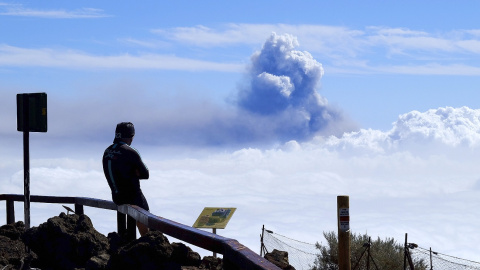 La columna de humo que sale del volcán de La Palma, vista desde el Roque de los Muchachos, el 12 de octubre de 2021, en La Palma. La columna de humo que sale del volcán de La Palma, vista desde el Roque de los Muchachos, el 12 de octubre de 2021, en La Palma.
