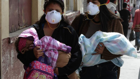 Residentes usan mascarillas tras una erupción de ceniza del volcán Cotopaxi.- EFE Residentes usan mascarillas tras una erupción de ceniza del volcán Cotopaxi.- EFE