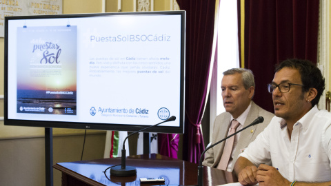 El alcalde de Cádiz, José María González, con el presidente de Horeca, Antonio de María, presenta la iniciativa 'Puestas de Sol con Banda Sonora'.