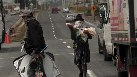 Emilio Acosta, técnico del Instituto Geofísico de la Escuela Politécnica Nacional, ha dicho que en su sistema de vigilancia "aún no se registra ningún lahar - flujo de sedimento y agua que se moviliza desde las laderas de volcanes y puede e
