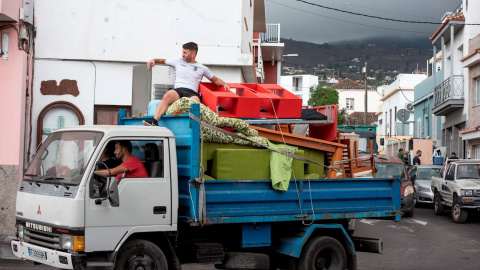 12/10/2021.- En la imagen, una familia se lleva en un camión sus enseres en la localidad de La Laguna. 12/10/2021.- En la imagen, una familia se lleva en un camión sus enseres en la localidad de La Laguna.