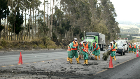 El Instituto Geofísico informó de que se registró una "emisión grande de ceniza" desde el volcán Cotopaxi "con columna de más cinco" kilómetros./ REUTERS
