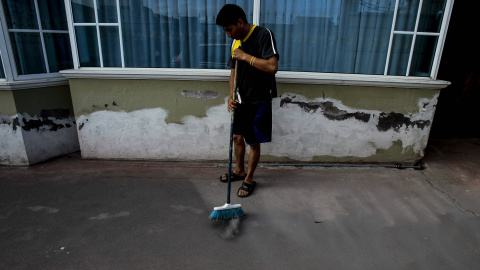 Este viernes, las autoridades ecuatorianas advirtieron de la caída de ceniza en ciudades como Machachi, cerca de Quito, donde los habitantes también informaron de olor a azufre. Hoy, los ciudadanos de esta población tienen que barrer sus ca