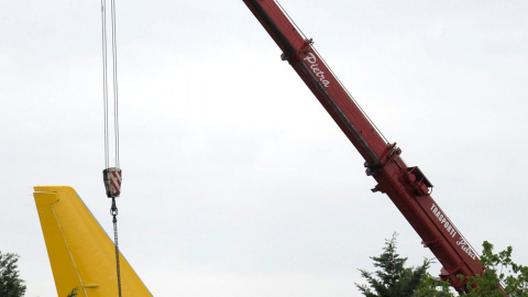 Los servicios de emergencias trabajan para mover un avión de carga de la compañía DHL después de que se saliera de la pista tras aterrizar la pasada madrugada en el aeropuerto italiano de Bergamo.REUTERS/Stringer Los servicios de emergencias trabajan para mover un avión de carga de la compañía DHL después de que se saliera de la pista tras aterrizar la pasada madrugada en el aeropuerto italiano de Bergamo.REUTERS/Stringer