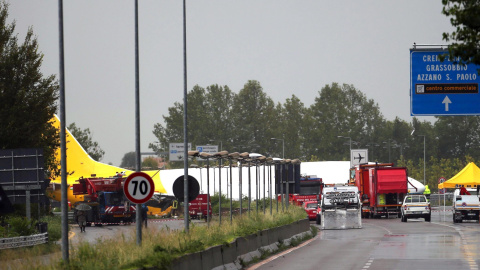 Varios operarios acondicionan una carretera después de que un avión de carga de la compañía DHL se saliera de la pista tras aterrizar la pasada madrugada en el aeropuerto italiano de Bergamo. EFE/Matteo Bazzi Varios operarios acondicionan una carretera después de que un avión de carga de la compañía DHL se saliera de la pista tras aterrizar la pasada madrugada en el aeropuerto italiano de Bergamo. EFE/Matteo Bazzi