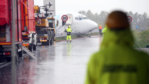 Varios operarios acondicionan una carretera después de que un avión de carga de la compañía DHL se saliera de la pista tras aterrizar la pasada madrugada en el aeropuerto italiano de Bergamo . EFE/Matteo Bazzi Varios operarios acondicionan una carretera después de que un avión de carga de la compañía DHL se saliera de la pista tras aterrizar la pasada madrugada en el aeropuerto italiano de Bergamo . EFE/Matteo Bazzi