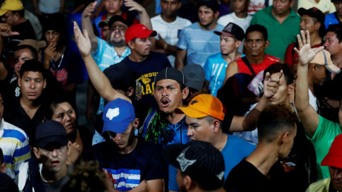 Migrantes centroamericanos, en su mayoría hondureños, se reúnen en el parque de Tecún Umán San Marcos cerca de la frontera con México para discutir el futuro de la caravana en las próximas horas, en Tecu Umán (Guatemala). EFE/Esteban Biba
