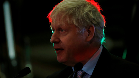 El ex secretario de relaciones exteriores británico Boris Johnson pronuncia un discurso en la sede de JCB en Rocester, Staffordshire, Gran Bretaña, en una semana crucial para la salida de Reino Unido de Unión Europea.- REUTERS / Andrew Yate