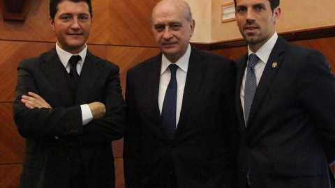 Diego Miranda, con los brazos cruzados, al lado del es el que está a la izquierda del ministro de Interior, Jorge Fernández Díaz. Diego Miranda, con los brazos cruzados, al lado del es el que está a la izquierda del ministro de Interior, Jorge Fernández Díaz.