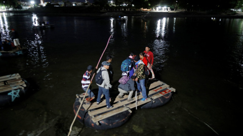 Migrantes de la caravana de hondureños que han partido en ruta a los Estados Unidos cruzan el río Suchiate a México desde Tecun Uman, Guatemala.- REUTERS / Jose Cabezas