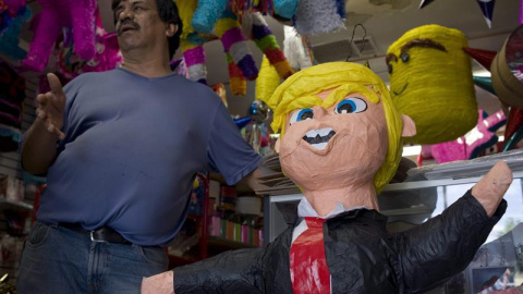 Desde que el precandidato republicano Donald Trump realizase sus polémicas declaraciones en contra de los mexicanos, la piñata con la imagen del magnate es una de las más solicitadas para fiestas, para "agarrarla a palazos". EFE/ Desde que el precandidato republicano Donald Trump realizase sus polémicas declaraciones en contra de los mexicanos, la piñata con la imagen del magnate es una de las más solicitadas para fiestas, para "agarrarla a palazos". EFE/