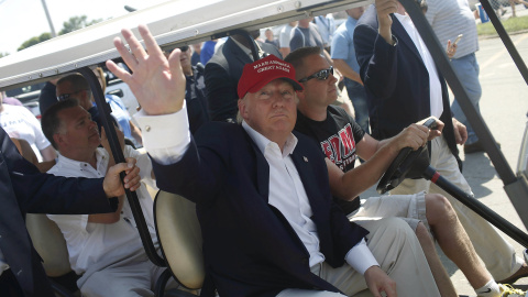 El multimillonario Donald Trump llega al Iowa State Fair en un coche de golf.- REUTERS El multimillonario Donald Trump llega al Iowa State Fair en un coche de golf.- REUTERS