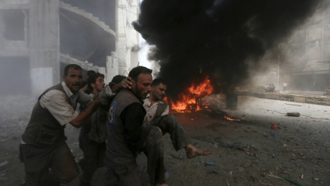 El Observatorio Sirio para los Derechos Humanos ha señalado que al menos una decena de cohetes fueron disparados durante el ataque y ha responsabilizado a los aviones de hacer una segunda pasada para rematar a los servicios de rescate que h