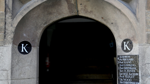 El nombre del profesor Stephen Hawking en la entrada del Gonville y Caius College en la Universidad de Cambridge. REUTERS / Chris Radburn El nombre del profesor Stephen Hawking en la entrada del Gonville y Caius College en la Universidad de Cambridge. REUTERS / Chris Radburn