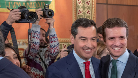 El nuevo presidente de la Junta de Andalucía, Juanma Moreno, es felicitado por el presidente del PP, Pablo Casado, tras el acto de toma de posesión de su cargo en el Parlamento andaluz. EFE/Julio Muñoz El nuevo presidente de la Junta de Andalucía, Juanma Moreno, es felicitado por el presidente del PP, Pablo Casado, tras el acto de toma de posesión de su cargo en el Parlamento andaluz. EFE/Julio Muñoz