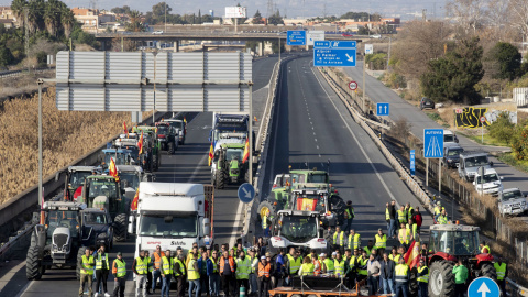 Varias decenas de agricultores mantienen cortada con sus tractores la autovía MU-30 de Murcia este miércoles y desde ayer como protesta por la difícil situación que atraviesa el campo. Varias decenas de agricultores mantienen cortada con sus tractores la autovía MU-30 de Murcia este miércoles y desde ayer como protesta por la difícil situación que atraviesa el campo.