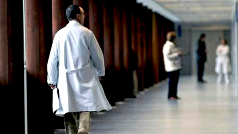 Médico en un centro hospitalario. EFE Médico en un centro hospitalario. EFE