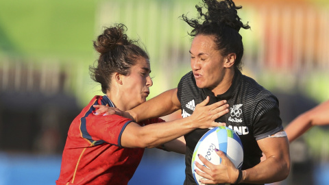 La jugadora española Patricia García intenta frenar a una jugadora neozelandesa. /REUTERS La jugadora española Patricia García intenta frenar a una jugadora neozelandesa. /REUTERS