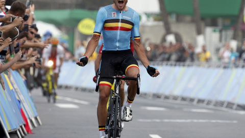 El belga Greg Van Avermaet celebra su victoria en la prueba de ciclismo en ruta. /REUTERS El belga Greg Van Avermaet celebra su victoria en la prueba de ciclismo en ruta. /REUTERS