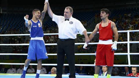 El juez da como ganador de su combate al español Samuel Carmona contra el armenio Artur Hovhannisyan. /REUTERS El juez da como ganador de su combate al español Samuel Carmona contra el armenio Artur Hovhannisyan. /REUTERS