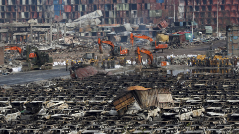 Los equipos de rescate chinos en la zona afectada por la explosión en el puerto de la ciudad industrial de Tianjin. REUTERS/Kim Kyung-Hoon Los equipos de rescate chinos en la zona afectada por la explosión en el puerto de la ciudad industrial de Tianjin. REUTERS/Kim Kyung-Hoon