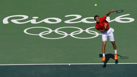 El español Albert Ramos saca contra el japonés Nishikori. /REUTERS El español Albert Ramos saca contra el japonés Nishikori. /REUTERS