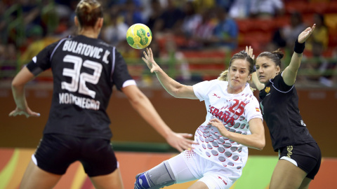 Nerea Peña pelea ante dos jugadoras de Montenegro en el debut del balonmano. /REUTERS Nerea Peña pelea ante dos jugadoras de Montenegro en el debut del balonmano. /REUTERS