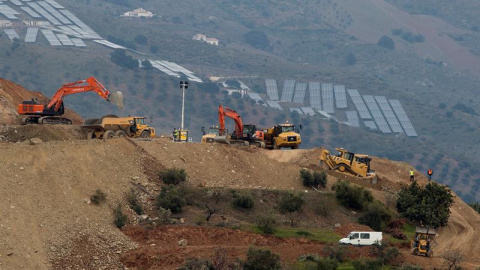 Las retroescavadoras haciendo el rebaje de terreno necesario para iniciar la perforación de los túneles de acceso al pozo donde cayó Julen el pasado domingo. /EFE Las retroescavadoras haciendo el rebaje de terreno necesario para iniciar la perforación de los túneles de acceso al pozo donde cayó Julen el pasado domingo. /EFE
