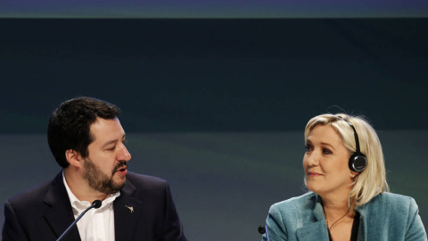 Marine Le Pen conversa con Matteo Salvini durante una conferencia celebrada en en Milán. REUTERS/Archivo Marine Le Pen conversa con Matteo Salvini durante una conferencia celebrada en en Milán. REUTERS/Archivo