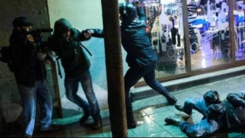 Un agente de la Unidad de Intervención Policial agrede a un periodista. Legal 15-M Un agente de la Unidad de Intervención Policial agrede a un periodista. Legal 15-M