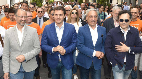 El portavoz de Ciudadanos en Valladolid, Jesús Presencio (2i), acompañado de Albert Rivera y otros miembros del partido en Castilla y León, en la campaña del pasado 24-M. Archivo EFE El portavoz de Ciudadanos en Valladolid, Jesús Presencio (2i), acompañado de Albert Rivera y otros miembros del partido en Castilla y León, en la campaña del pasado 24-M. Archivo EFE
