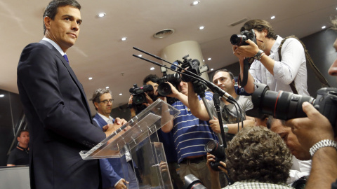 El secretario general del PSOE, Pedro Sánchez, durante la rueda de prensa que ha ofrecido en el Congreso tras la reunión con el presidente del Gobierno en funciones, Mariano Rajoy. EFE/J. J. Guillén