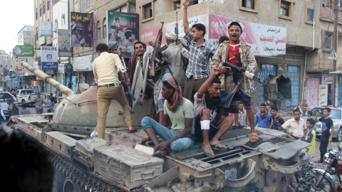 Los milicianos leales al gobierno en el exilio de Yemen en lo alto de un tanque en la ciudad central del país de Taiz, 17 de agosto de 2015. REUTERS