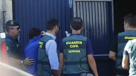 Registro de la Guardia Civil en la nave de Magrudis junto a sus propietarios. /EUROPA PRESS Registro de la Guardia Civil en la nave de Magrudis junto a sus propietarios. /EUROPA PRESS