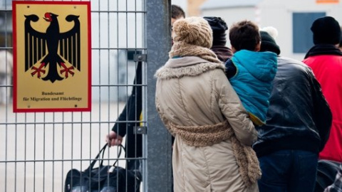 Personas haciendo cola frente a la Oficina Federal de Inmigración y Refugiados (BAMF) en Braunschweig, Alemania. EFE Personas haciendo cola frente a la Oficina Federal de Inmigración y Refugiados (BAMF) en Braunschweig, Alemania. EFE