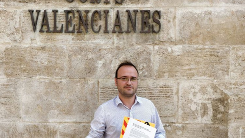 El president d'Esquerra Republicana del País Valencià, Josep Barberà, davant la façana de les Corts Valencianes. Paco Beltrán. El president d'Esquerra Republicana del País Valencià, Josep Barberà, davant la façana de les Corts Valencianes. Paco Beltrán.