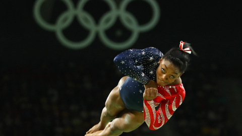 Simone Biles en pleno salto en los Juegos de Río 2016. /REUTERS