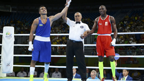 El árbitro da como vencedor al uzbeko Giyasov contra el español Sissokho. /REUTERS