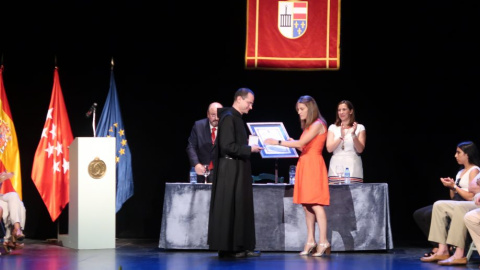 La alcaldesa de San Lorenzo del Escorial entrega la medalla al Prior del Valle de los Caídos. AYUNTAMIENTO SAN LORENZO DEL ESCORIAL La alcaldesa de San Lorenzo del Escorial entrega la medalla al Prior del Valle de los Caídos. AYUNTAMIENTO SAN LORENZO DEL ESCORIAL