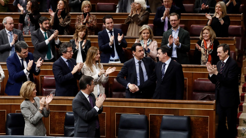 La bancada popular aplaude al Portavoz adjunto y secretario general del Grupo Parlamentario Popular, José Antonio Bermúdez de Castro, tras su intervención en el debate sobre la derogación de la prisión permanente revisable. EFE/Mariscal La bancada popular aplaude al Portavoz adjunto y secretario general del Grupo Parlamentario Popular, José Antonio Bermúdez de Castro, tras su intervención en el debate sobre la derogación de la prisión permanente revisable. EFE/Mariscal