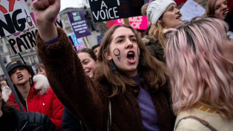 Londres y Nueva York fueron las dos principales ciudades en las que se celebró la Marcha de las mujeres. En la imagen, una manifestante en Londres. (WILL OLIVER | EFE)