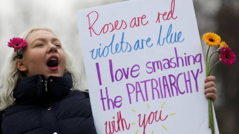 La Marcha de las mujeres estuvo llena de carteles, pancartas y mensajes reivindicativos de todo tipo. (SIMON DAWSON | EFE)