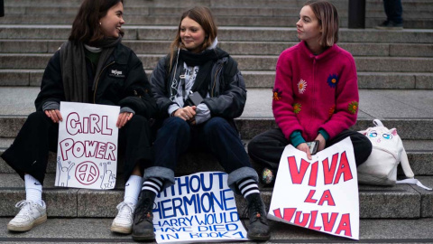 Tres chicas en Londres, una de ellas con un cartel que resume el espíritu de esta protesta: "Girl power". (WILL OLIVER | EFE)