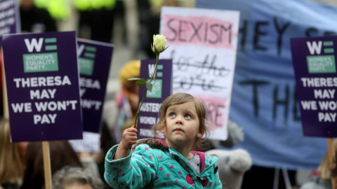Una niña sujeta una rosa en la manifestación de Londres (SIMON DAWSON | REUTERS ).