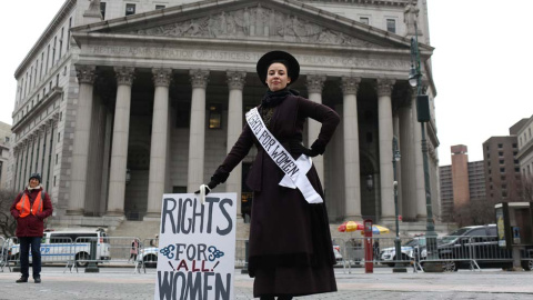 Una mujer vestida como las sufragistas posa ante la Corte Suprema de Manhattan para recordar los 100 años del voto femenino en Estados Unidos. (GABRIELA BHASKAR | EFE)