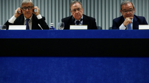 El presidente de ACS, Florentino Pérez (c); el consejero delegado de Atlantia, Giovanni Castelluci (i), y el presidente de Hochtief, Marcelino Fernández Verdes (d), en la rueda de prensa para explicar los detalles de su oferta conjunta por El presidente de ACS, Florentino Pérez (c); el consejero delegado de Atlantia, Giovanni Castelluci (i), y el presidente de Hochtief, Marcelino Fernández Verdes (d), en la rueda de prensa para explicar los detalles de su oferta conjunta por