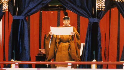 Imagen de archivo del emperador japonés Akihito, durante la ceremonia de ascenso al Trono del Crisantemo, el 12 de noviembre de 1990. REUTERS